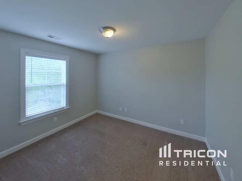 Building Photo - 3009 Kingston Cir N