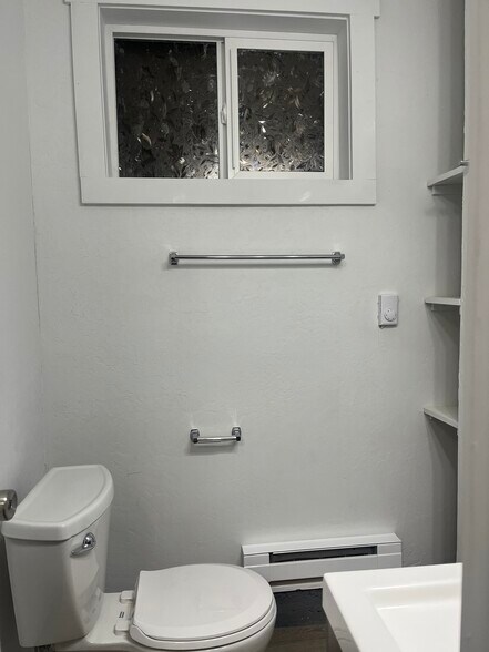 Building Photo - 700 W Ruby Ave