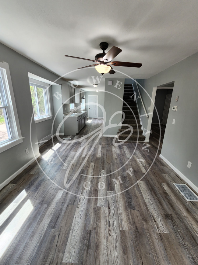 Building Photo - Charming 3-Bedroom brand new inside!  Coun...