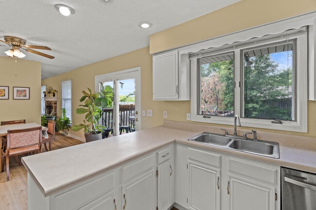 Building Photo - 2601 Hillshire Dr