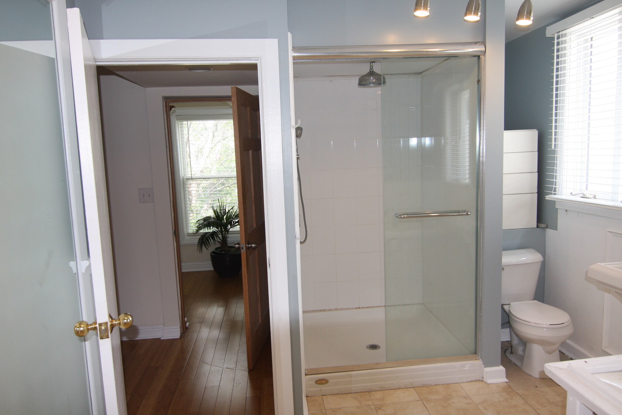 Building Photo - 1142 W Wolfram St