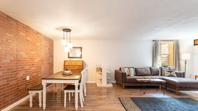 Building Photo - 303 N 10th Ave