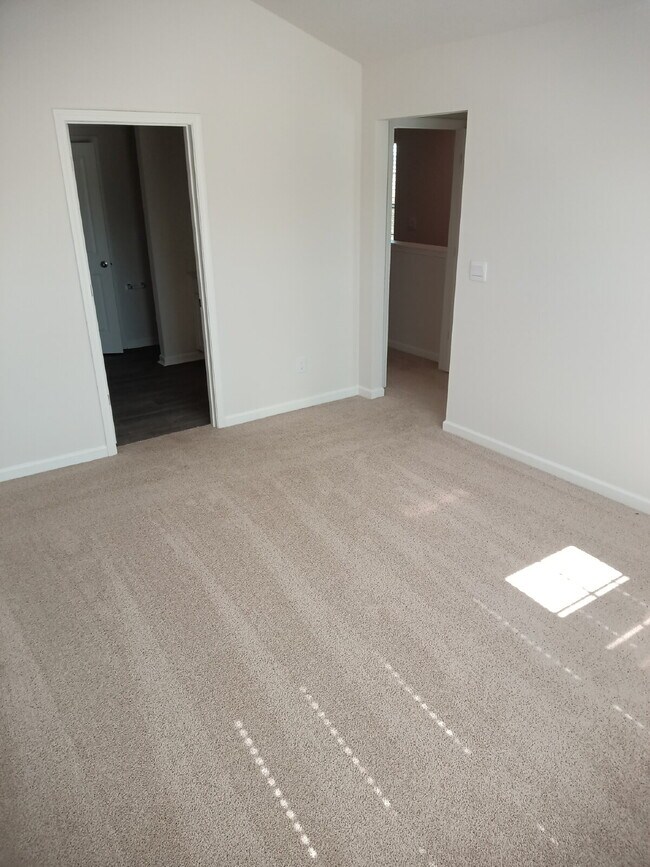 Building Photo - "Charming 3-Bed Townhouse with Granite Accents on Amberview Lane, Kernersville!"