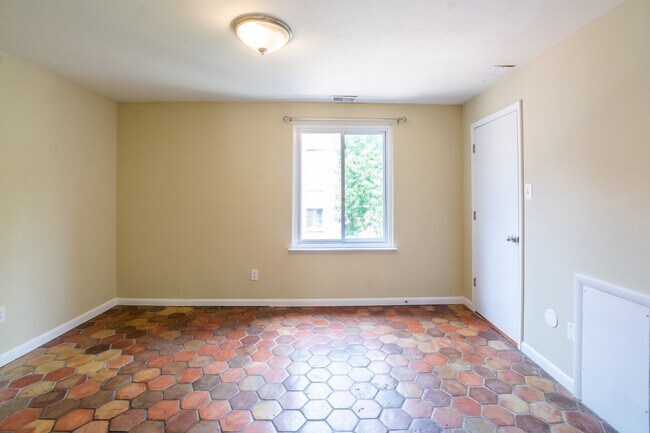 Building Photo - Beautiful Three Bedroom in Washington Square West