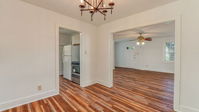 Building Photo - 3 Bedroom 1 Bath Townhouse in Wagener Terrace - Charleston Peninsula