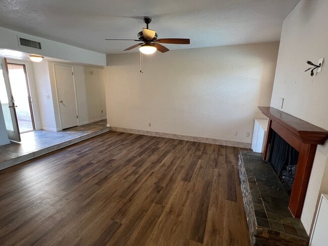 Building Photo - 3 Bedroom Pool Home w/Solar