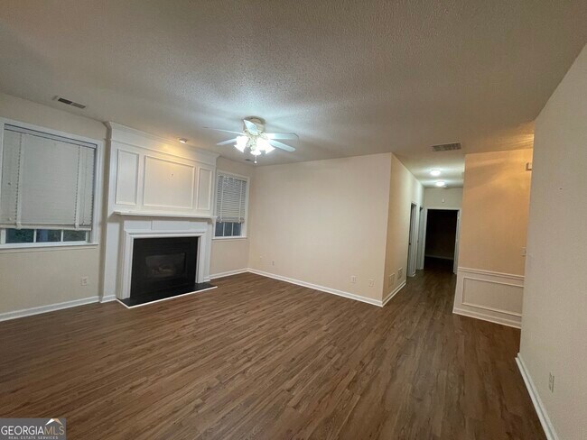 Building Photo - 124 Cottesford Dr SW