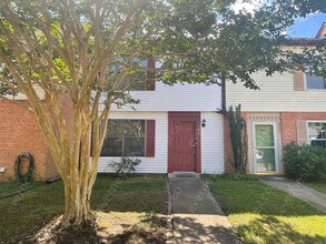 Building Photo - 2 Bed/1.5 Bath Townhome with Spacious Living