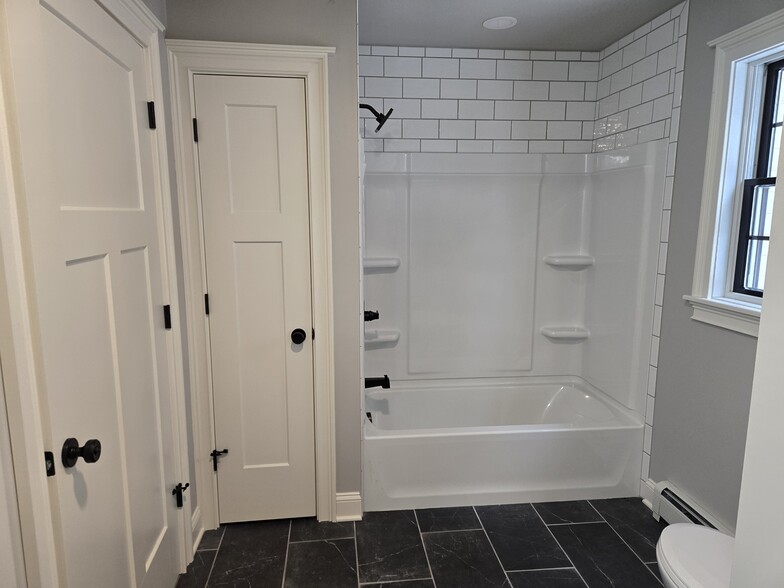 Main Bathroom - 602 Forest Ln