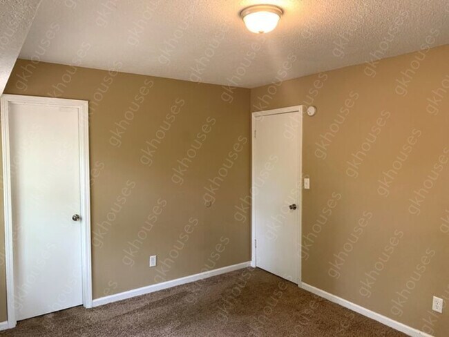 Building Photo - 3 beds 1 baths Pet Friendly (1 pet max)