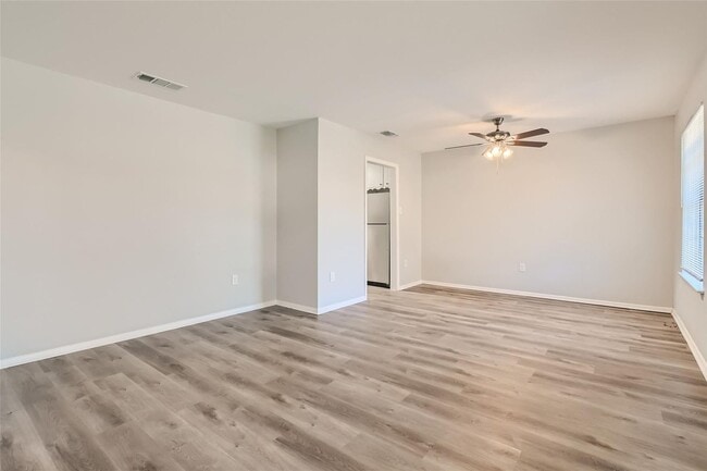 Building Photo - ? Modern 3-Bedroom Bedford Home with Spacious Layout ?