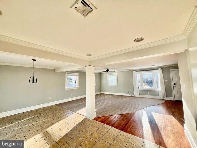 Building Photo - 16 Schoolhouse Dr