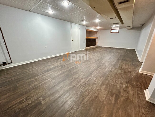 Building Photo - 250 Sycamore Ln
