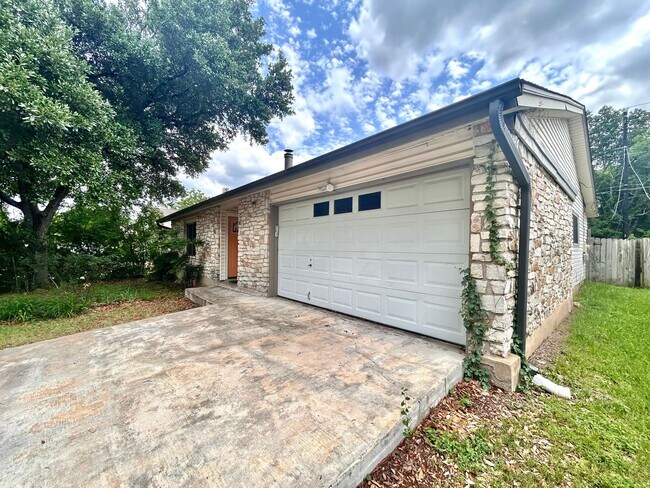 Building Photo - 3305 Oak Alley