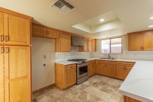 Building Photo - 3 bed, 2 bath home AVAILABLE NOW FOR RENT! $1,800/month.