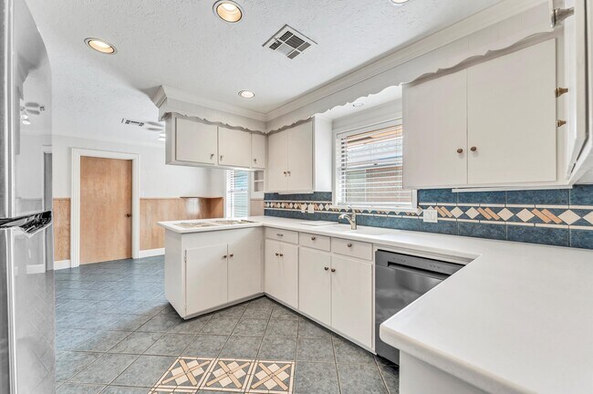 Building Photo - 6327 Wynnwood Ln