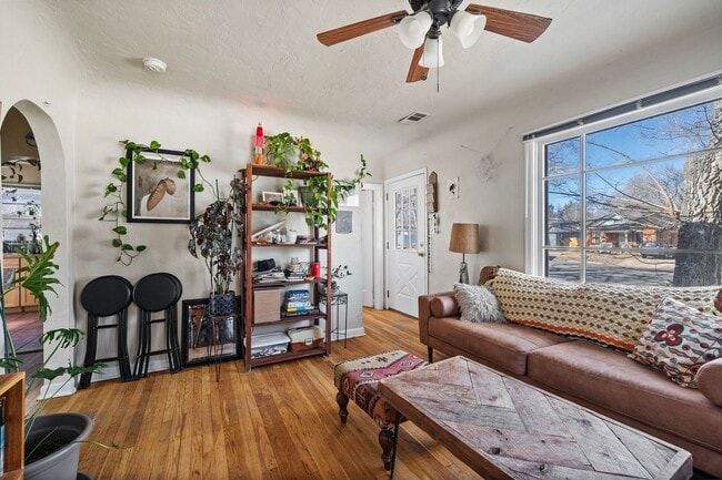 Building Photo - Excellent Main Floor Duplex Unit in Heart ...