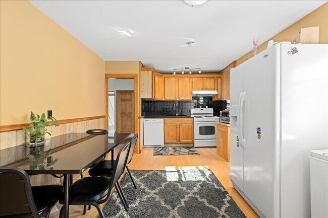 Building Photo - 19 Orient St