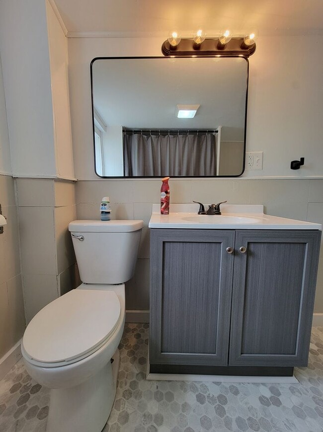 Building Photo - Updated 3-Bedroom, 1-Bathroom Home with Mo...
