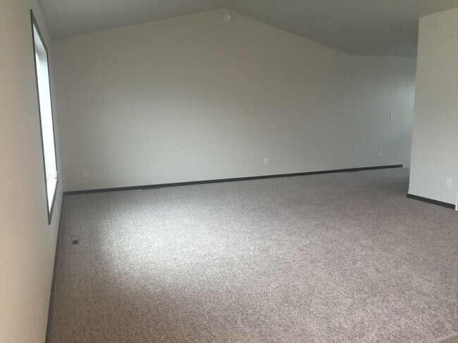 Building Photo - Eaglewood 3 Bedroom/ 2 Bathroom Twinhome