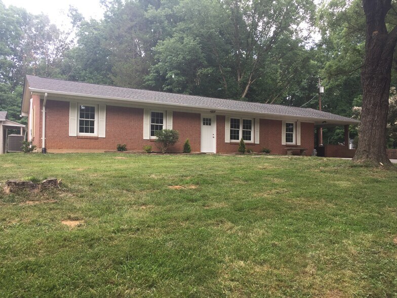 Building Photo - 18 Oakwood Dr