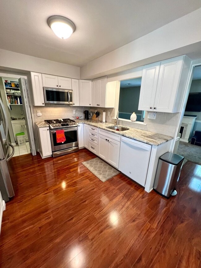 Building Photo - Beautiful 3-Bedroom Townhome on a Cul-De-Sac in Bensalem! Available January 2026!