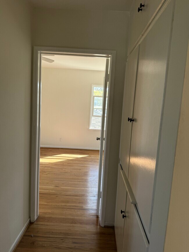 Building Photo - 408 N Doheny Dr