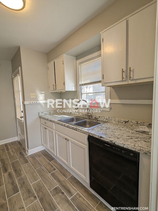 Building Photo - Duplex unit in Desirable Hedgemoor Neighbo...