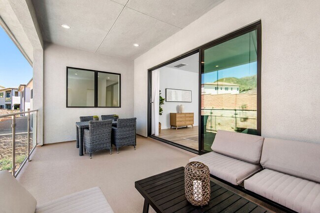 Building Photo - Fantastic 5 bed 4.5 bath with Pool in Porter Ranch !