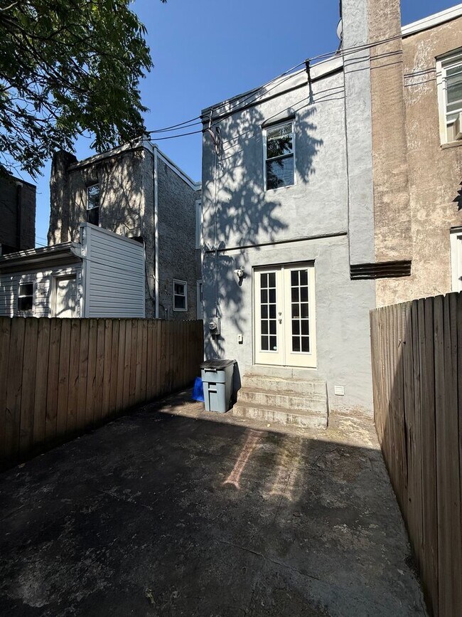 Building Photo - Grays Ferry beauty!