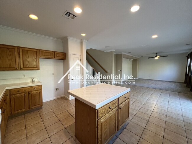 Building Photo - Spacious 4bd/2.5ba Rocklin Home with 2 Car...