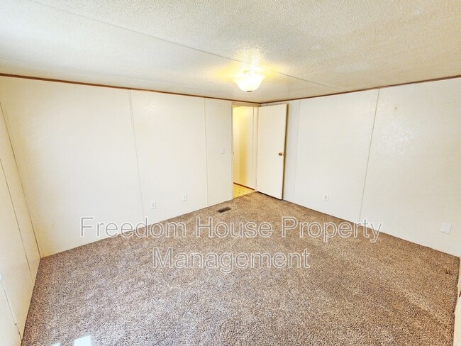 Building Photo - 3851 W Donner St