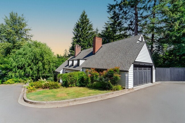 Building Photo - Luxurious Portland Heights home tucked away on a private street on nearly half an acre.