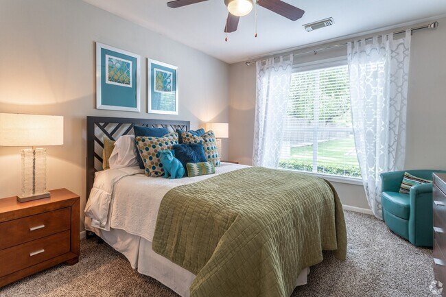 Building Photo - Modern Living with Breezy Comfort!