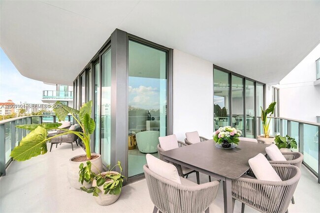 Building Photo - 9901 W Bay Harbor Dr