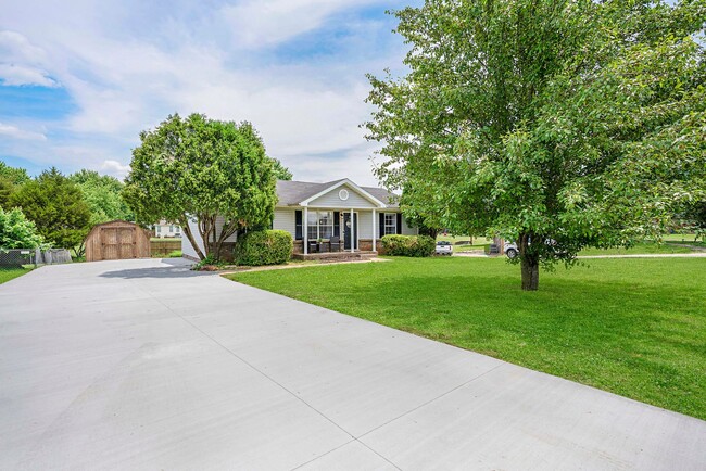 Building Photo - Charming Home