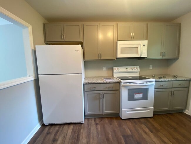 Building Photo - 2 bed 1 bath in quadplex. Walk to Meharry Medical College or Fisk. Renovated, off street parking....