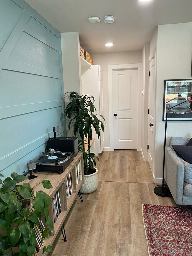 Building Photo - Charming 2-bed, 1-bath home in Sunnyside neighborhood, with private fenced backyard.