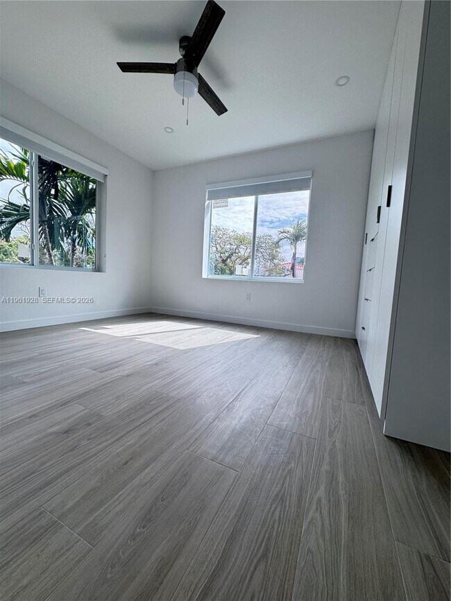 Building Photo - 2855 Royal Palm Ave