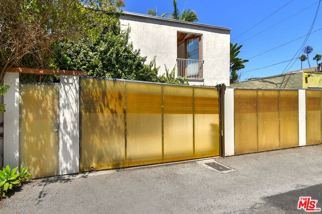 Building Photo - 656 Angelus Pl