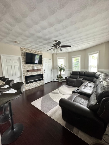 Primary Photo - 8. Seymour Ave