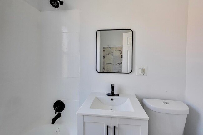 Building Photo - 3047 W Berteau Ave