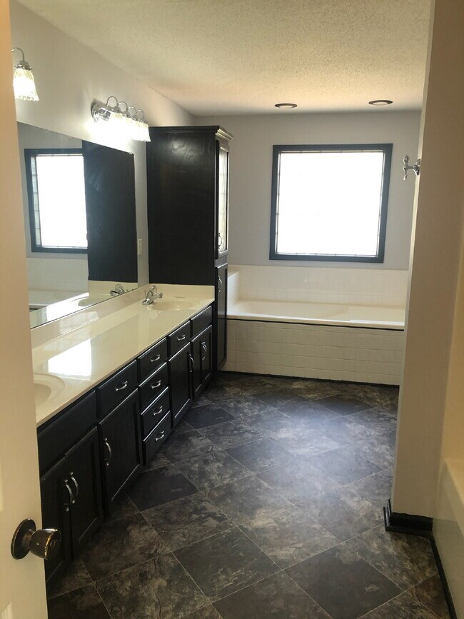 Building Photo - 2584 Emerald Ct