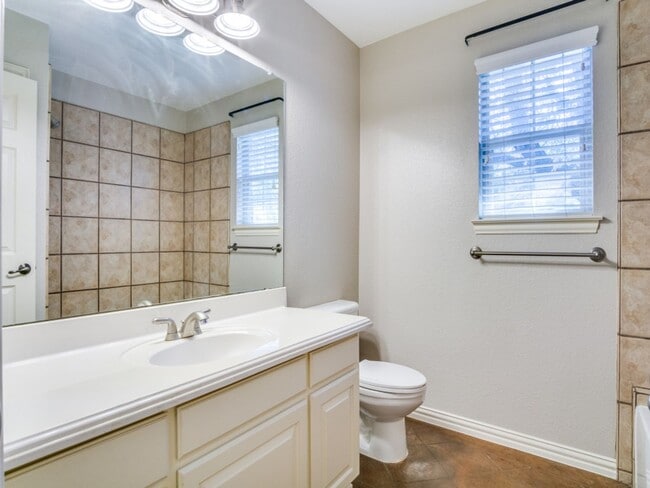 Building Photo - Incredible 4-bedroom, 3-bath Home with sparkling Pool on a gorgeous lot in highly sought-after Al...