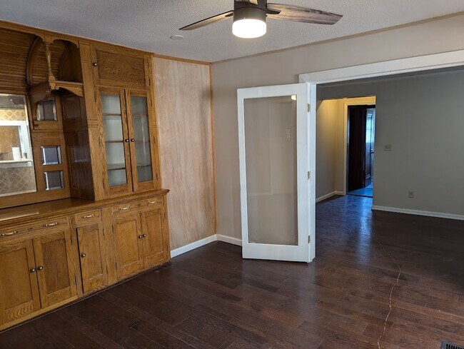 Building Photo - First Floor 3 Bed 2 Bath Apartment