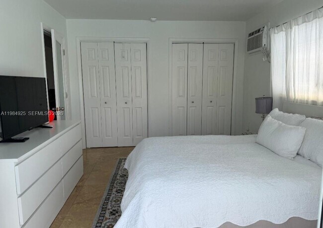 Building Photo - 2185 NE 123rd St