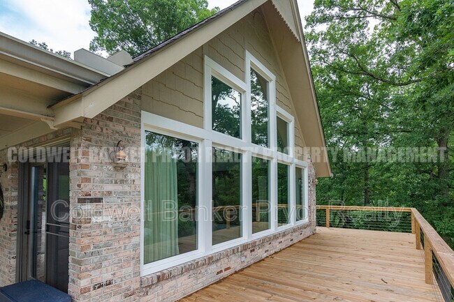 Building Photo - 165 Lakeshore Ct