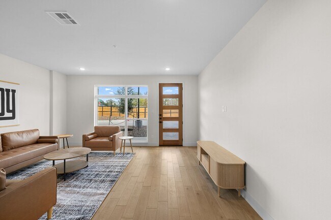 Building Photo - 4Bed/4Bath - Fully Furnished Townhome Avai...