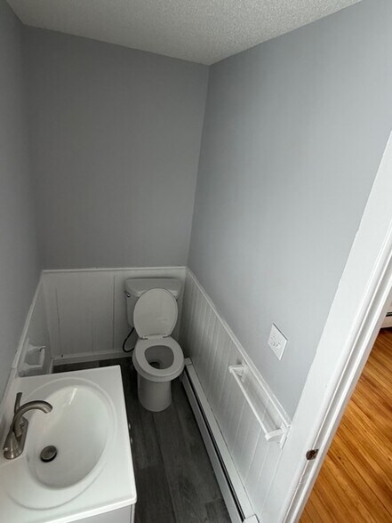 Building Photo - 122 River Rd