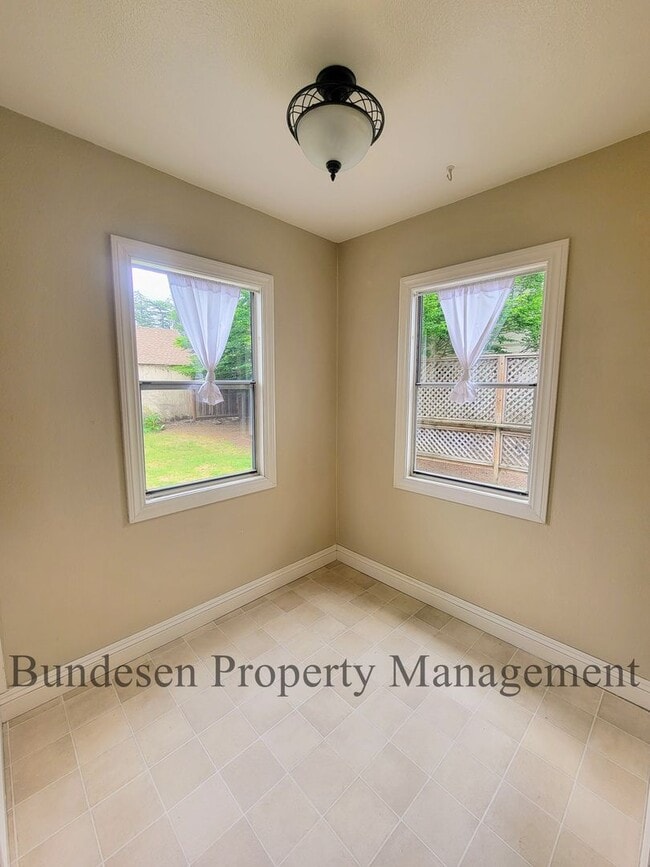 Building Photo - Charming 2 bedroom with vintage appeal